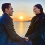 Melina Konti Instagram - Σας ευχόμαστε από καρδιάς να περάσετε όμορφα και ζεστά Χριστούγεννα, όπως ο καθένας το επιθυμεί! Ραντεβού το 2024 στο @megatvcom ⭐️ Γιώργης & Δήμητρα Η Γη της Ελιάς 🫒 Σκηνοθεσία: @georgiou82 Σενάριο: Βάνα Δημητρίου @make_it_productions #gitiselias #megatv #merrychristmas 📸@yiannoskamertas Αρεόπολη Μάνη