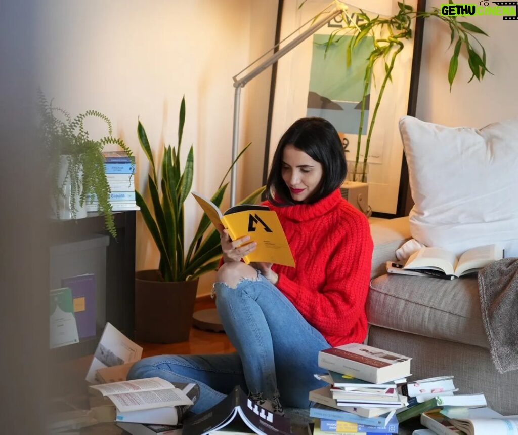 Melina Konti Instagram - Τίποτα δεν ταξιδεύει το μυαλό μου όπως ένα καλό βιβλίο, ή ένα ωραίο θεατρικό έργο! 😉 #books #booklover #saturday #cozy #home #reading #actress #weekend #chillin Athens, Greece