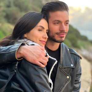 Melina Konti Instagram - Η Δήμητρα κι ο Κίμωνας σας εύχονται καλή χρονιά!! Τα λέμε ξανά την Κυριακή 15/1 στις 21.00 στο @megatvcom ! ✨
@georgiou82 
#githselias #megatv