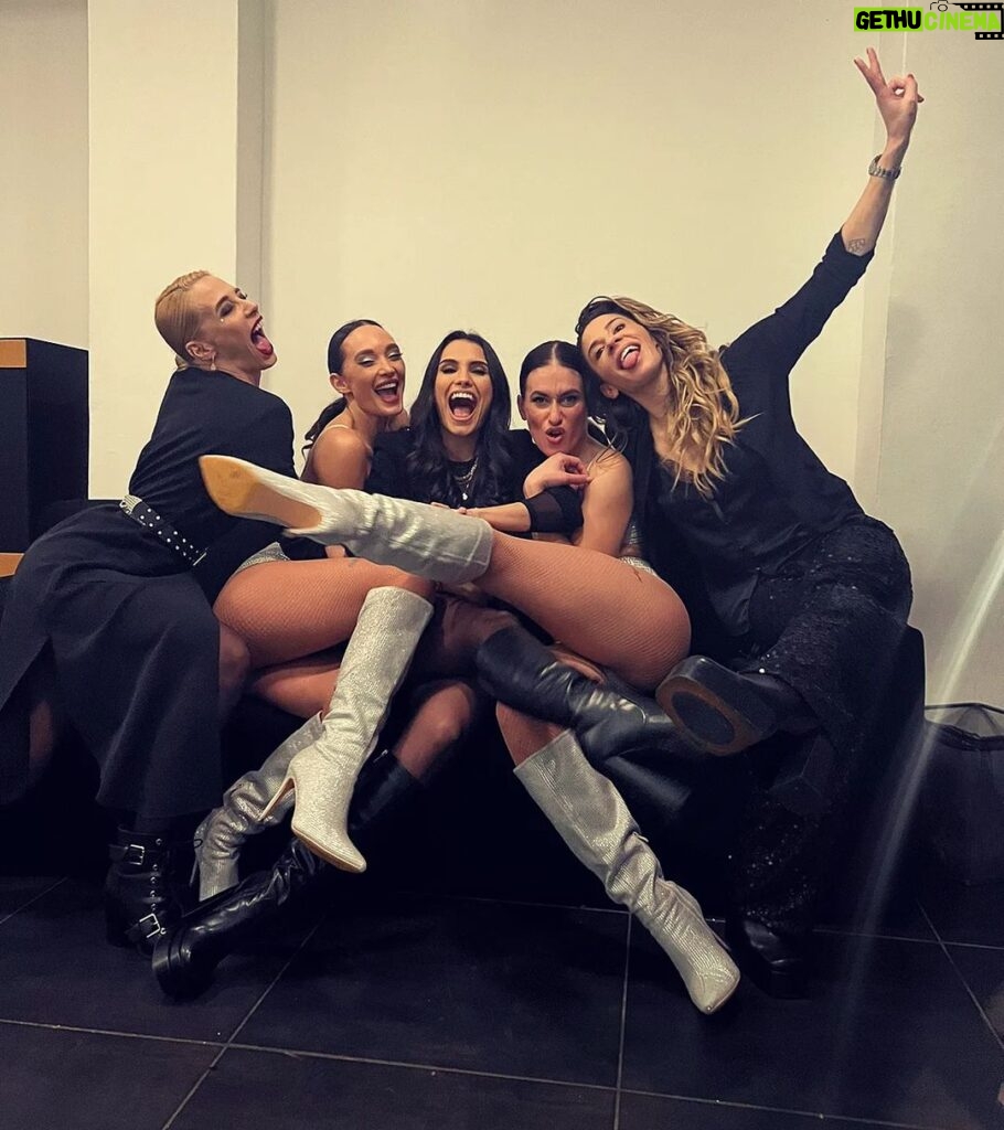 Melina Konti Instagram - X-MAS & MY FRIENDS 🎄❤️ #happy #friends #love #dancefamily #thedancecartelgr #christmas #fun #moments Athens, Greece