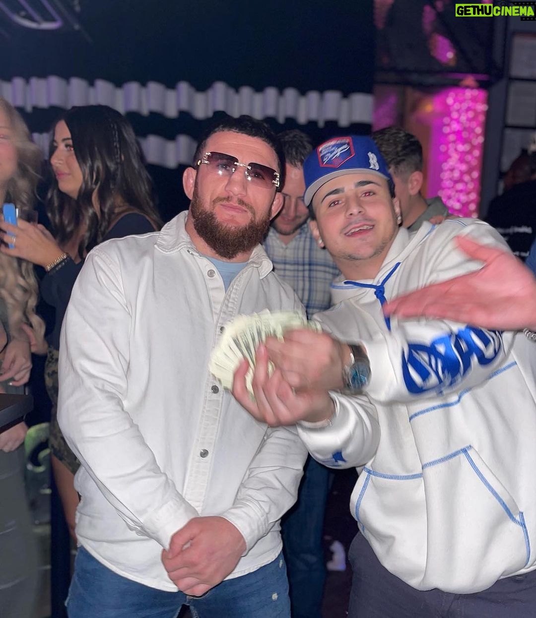 Merab Dvalishvili Instagram - Stand up New York ! My Three Guys @steamrollafrevola_mma @naz_mma @dennisbuzukja are bring home the W's tonight ! 🦾⚔️🔥 New York, New York