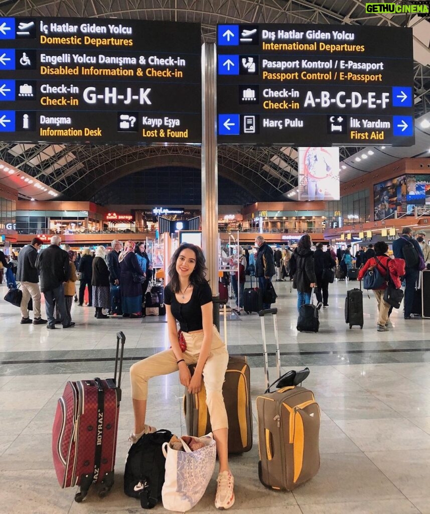 Merih Öztürk Instagram - Haberler çok güzel ☀️ ✈️ Balkan Ninnisi için yola çıkıyorum. Makedonya’da görüşmek üzereee! ‘Jovanka seni yaşamak için sabırsızlanıyorum. 🌟 @trt1 #balkanninnisi İstanbul Sabiha Gökçen International Airport