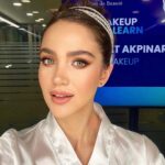 Merih Öztürk Instagram - Sevgili @hamiyetakpinar ’in ellerinden 🤍🌈 #makeup