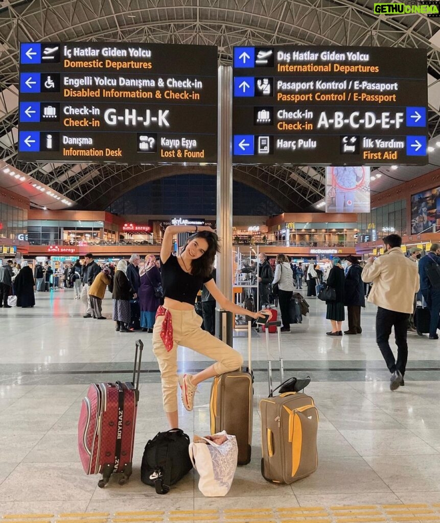 Merih Öztürk Instagram - Haberler çok güzel ☀ ✈ Balkan Ninnisi için yola çıkıyorum. Makedonya’da görüşmek üzereee! ‘Jovanka seni yaşamak için sabırsızlanıyorum. 🌟 @trt1 #balkanninnisi İstanbul Sabiha Gökçen International Airport