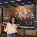 Merih Öztürk Instagram - ‘sen o güneşli rüyanı sakın yitirme. • Börü 2039 tüm bölümleriyle BluTv’de, dizi afişlerimiz de tüm Billboardlarda. Geçerken bakmayı unutmayın! 💙
