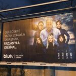 Merih Öztürk Instagram - ‘sen o güneşli rüyanı sakın yitirme. • Börü 2039 tüm bölümleriyle BluTv’de, dizi afişlerimiz de tüm Billboardlarda. Geçerken bakmayı unutmayın! 💙