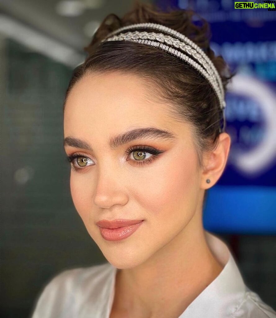 Merih Öztürk Instagram - Sevgili @hamiyetakpinar ’in ellerinden 🤍🌈 #makeup