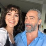 Merih Öztürk Instagram - fotoğraf çekilirken ciddi kalabilme süremiz 🌈 w: @muratarkin1