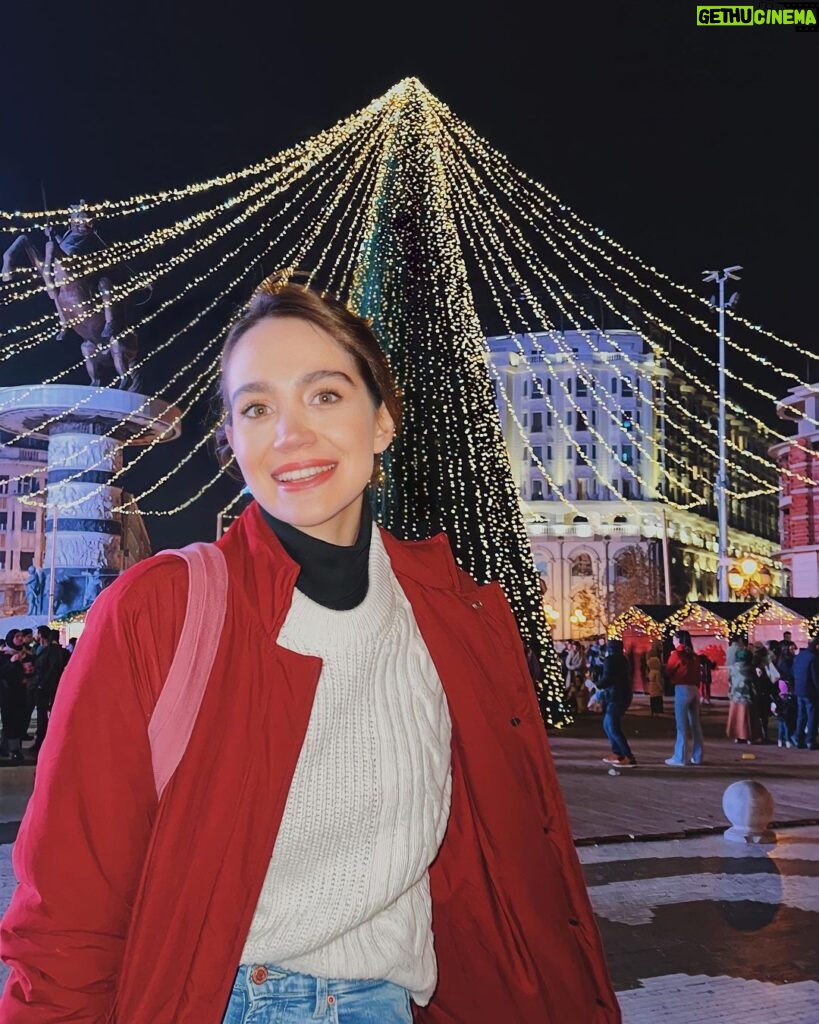 Merih Öztürk Instagram - mussmutluu seneleerr! / happy new yearr!! 💫🥳🎄🎈🎊 2023! Macedonia Square, Skopje