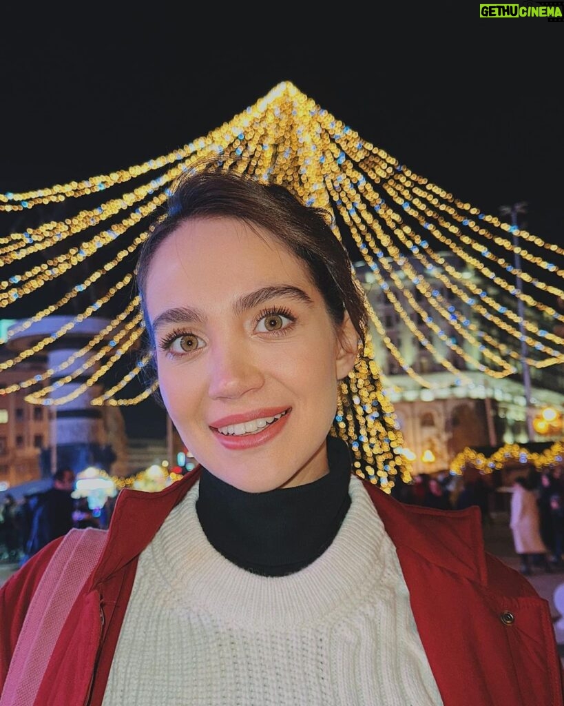 Merih Öztürk Instagram - mussmutluu seneleerr! / happy new yearr!! 💫🥳🎄🎈🎊 2023! Macedonia Square, Skopje