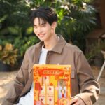 Metawin Opas-iamkajorn Instagram - ใกล้ตรุษจีนแล้ว วินขอให้ทุกคนมั่งมีเงินทอง ร่ำรวยความสุขนะครับ ตรุษจีนปีนี้ วินเลือกสก๊อต รังนกแท้ รอเยล โกลด์ สำหรับเป็นของขวัญของไหว้ครับ เพราะนอกจากจะเป็นสีทองสีมงคลของวันตรุษจีน ที่สื่อถึงความร่ำรวย ความอุดมสมบูรณ์ และความโชคดี รังนกแท้สีเหลืองทองยังสื่อถึงสุขภาพที่แข็งแรง อายุยืนยาว และปีนี้สก๊อต รังนกแท้ ยังมีกิ๊ฟบ็อกซ์ดีไซน์พิเศษสำหรับเทศกาลตรุษจีน Exclusive เฉพาะที่ 7-Eleven อีกด้วย รีบไปหาซื้อกันนะครับเพราะสินค้ามีจำนวนจำกัดเฉพาะตรุษจีนนี้เท่านั้น #สก๊อตรังนกแท้ #รังนกแท้สีเหลืองทองจากถ้ำธรรมชาติ100% #สก๊อตดีHappyวันตรุษจีน