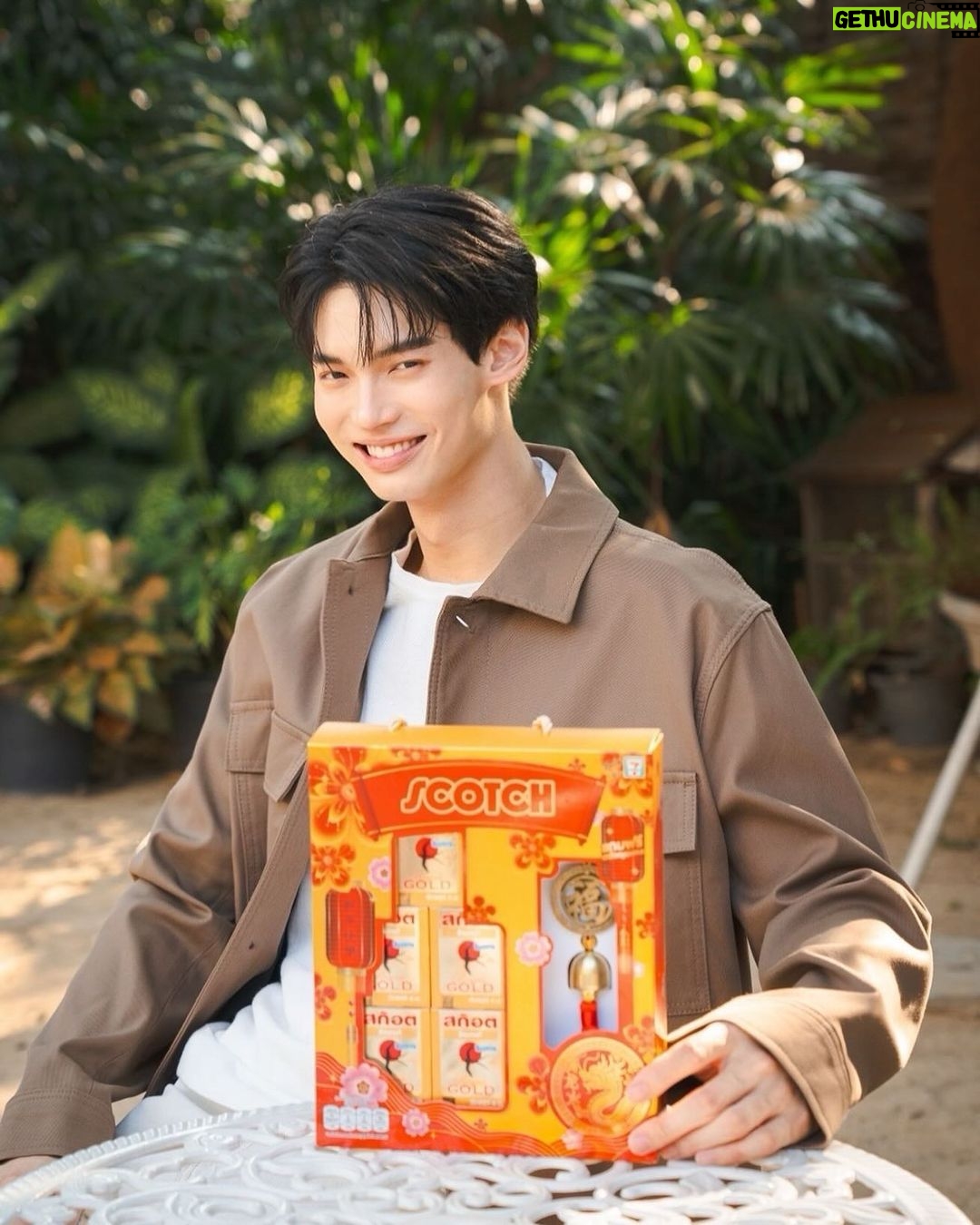 Metawin Opas-iamkajorn Instagram - ใกล้ตรุษจีนแล้ว วินขอให้ทุกคนมั่งมีเงินทอง ร่ำรวยความสุขนะครับ ตรุษจีนปีนี้ วินเลือกสก๊อต รังนกแท้ รอเยล โกลด์ สำหรับเป็นของขวัญของไหว้ครับ เพราะนอกจากจะเป็นสีทองสีมงคลของวันตรุษจีน ที่สื่อถึงความร่ำรวย ความอุดมสมบูรณ์ และความโชคดี รังนกแท้สีเหลืองทองยังสื่อถึงสุขภาพที่แข็งแรง อายุยืนยาว และปีนี้สก๊อต รังนกแท้ ยังมีกิ๊ฟบ็อกซ์ดีไซน์พิเศษสำหรับเทศกาลตรุษจีน Exclusive เฉพาะที่ 7-Eleven อีกด้วย รีบไปหาซื้อกันนะครับเพราะสินค้ามีจำนวนจำกัดเฉพาะตรุษจีนนี้เท่านั้น #สก๊อตรังนกแท้ #รังนกแท้สีเหลืองทองจากถ้ำธรรมชาติ100% #สก๊อตดีHappyวันตรุษจีน