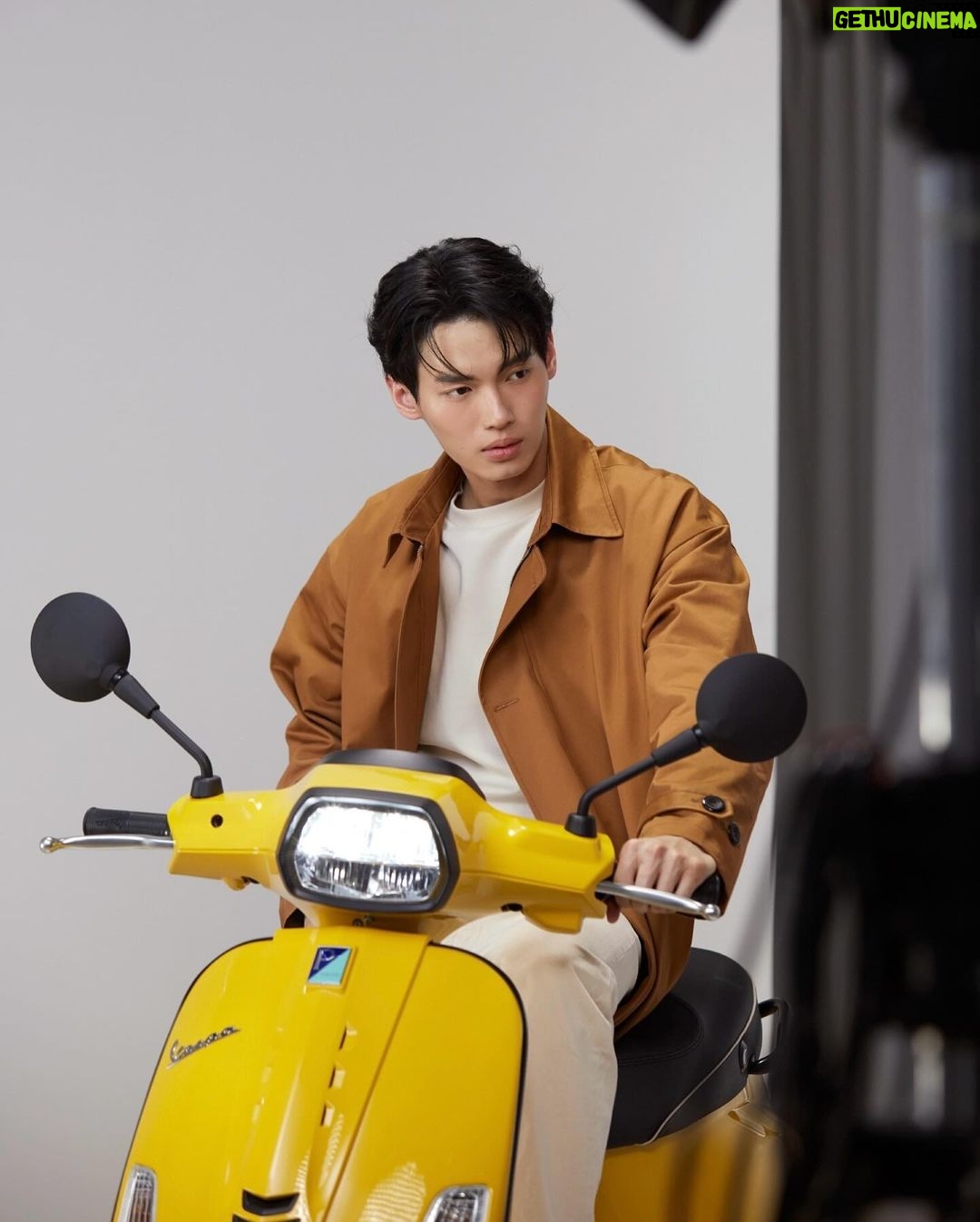 Metawin Opas-iamkajorn Instagram - ในช่วงเทศกาลสิ้นปีแบบนี้ มีใครวางแผนเดินทางด้วย Vespa ไปเที่ยวไหนกันบ้างครับ โพสรูปคู่เวสป้า แล้ว Tag @vespathailand มาให้วินดูหน่อย 🛵 เพราะปีหน้าผมจะไปร่วมงาน VIVA LA VESPA FESTIVAL & CARAVAN 2024 วันที่ 9-10 มีนา 2024 📍อยากชวนคนที่มีรถเวสป้าคู่ใจไปลงทะเบียน ที่ลิงก์นี้ได้เลยครับ https://bit.ly/41qYz1X @Vespathailand #VivalavespaTH #VespistiTH #VespaThailand #เวสป้าจงเจริญ