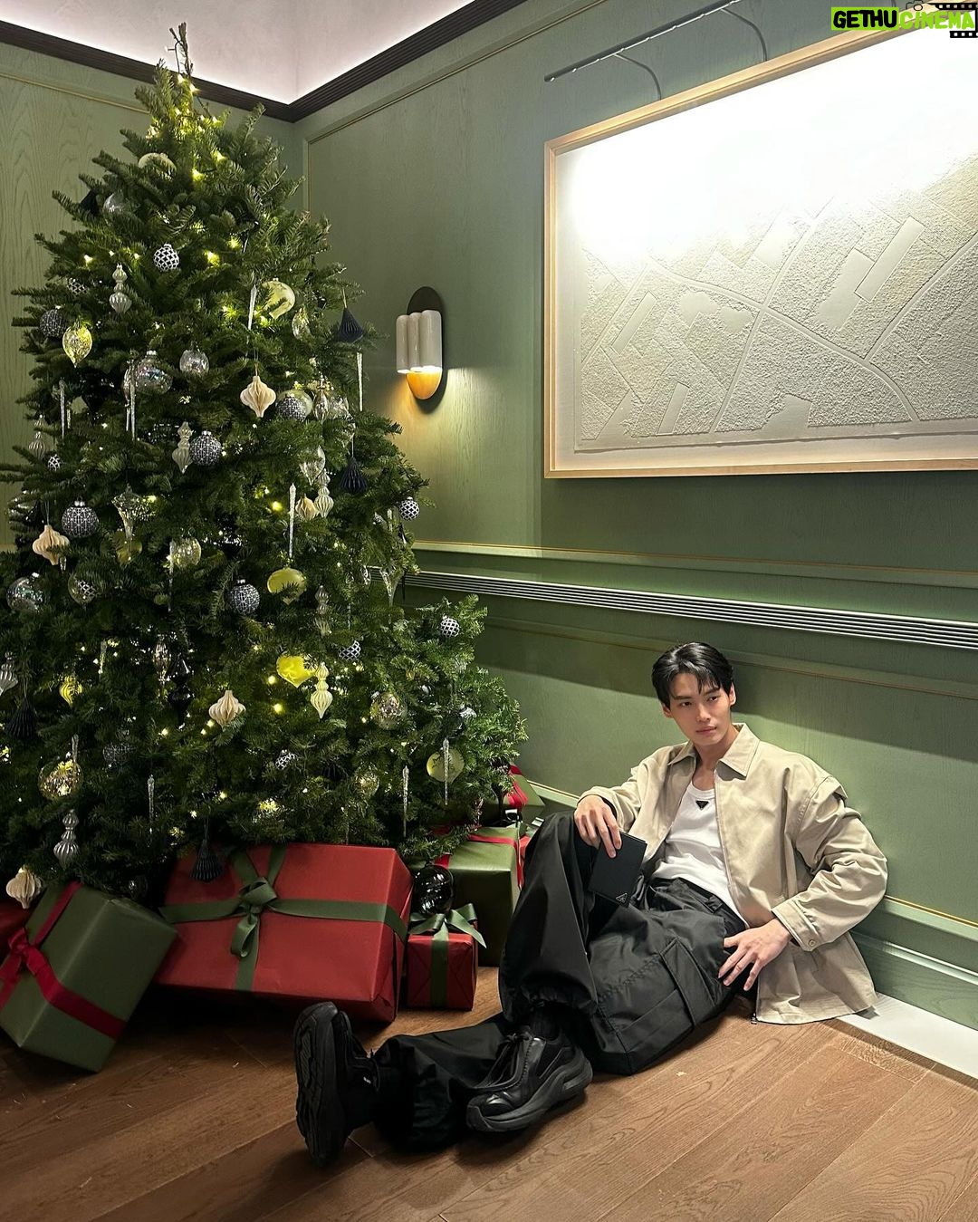 Metawin Opas-iamkajorn Instagram - HK dumps 🎄