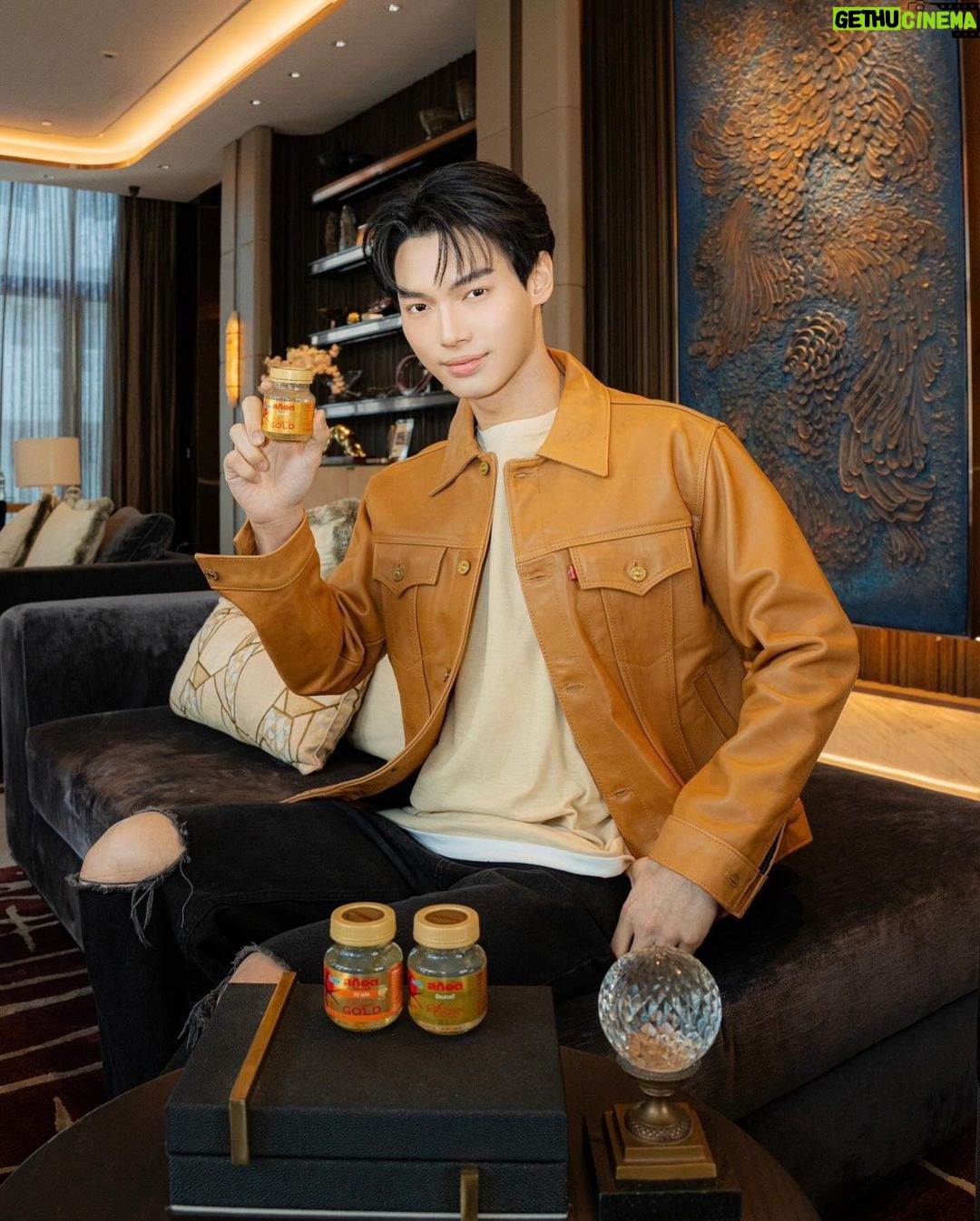 Metawin Opas-iamkajorn Instagram - ทำงานหนักแค่ไหน วินก็มีตัวช่วยให้ยังสดใส ดูดี ไม่โทรม ด้วยสก๊อต รังนกแท้ รังนกแท้สีเหลืองทองจากถ้ำธรรมชาติ 100% มีหลายสูตรให้วินเลือกดื่มได้ทุกวันทั้งสก๊อต รังนกแท้ รอเยล โกลด์ น้ำตาล 0%, สก๊อต รังนกแท้ รอเยล โกลด์ บี3 พลัส ที่ช่วยพลัสพลังสมอง หรือสก๊อต รังนกแท้ สุพรีม โกลด์ น้ำตาล 0% สูตรเข้มข้นปริมาณเนื้อรังนกเยอะขึ้น ลดอย่างแรง! 7 วันเท่านั้น สก๊อต รังนกแท้ ขนาด 70 มล. ทุกสูตร ราคาพิเศษ 123 บาท จากปกติ 154, 161.- เฉพาะที่ 7-Eleven วันที่ 4-10 ม.ค. 67 นี้ #สก๊อตรังนกแท้ #รังนกแท้สีเหลืองทองจากถ้ำธรรมชาติ100% #สูตรไม่ลับฉบับวิน #สูตรนี้มีแล้วYoung