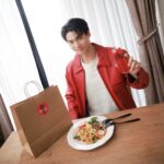 Metawin Opas-iamkajorn Instagram - วินขอพาชิม 😋 #สปาเก็ตตี้ผัดขี้เมาท์ จานโปรดของเพื่อนวินเอง ที่อยากให้ทุกคนชิมเพราะว่าจานนี้อ่ะ พิเศษสุดๆ มีทั้งสปาเก็ตตี้ มีทั้งเกี๊ยว ยิ่งกินคู่ “โค้ก” ไม่มีน้ำตาล ยิ่งอร่อยแซ่บสุด 🌶️ ใครกำลังหาเมนูใหม่ๆ ชิมบอกเลยว่าเมนูนี้พลาดไม่ได้! มีขายเฉพาะที่ COKE Kitchen เท่านั้นนะ พิมพ์คำนี้ผ่านแอปต่างๆได้เลย มีขายแปปเดียว ส่วน #สูตรสำเร็จมื้อพิเศษ ของวินนั้น จะเป็นยังไง ติดตามกันได้เลยนะ เร็วๆนี้ สั่งเมนูพิเศษแบบวินได้เลยที่ 🥤 https://www.coca-cola.com/th/th/coke-kitchen หรือติดตามรายละเอียดเพิ่มเติมที่ Facebook: Coca-Cola Thailand หรือที่ Food Delivery App เสิร์ช COKE Kitchen #COKEKitchen #สปาเก็ตตี้ผัดขี้เมาท์ #ThanksCOKE