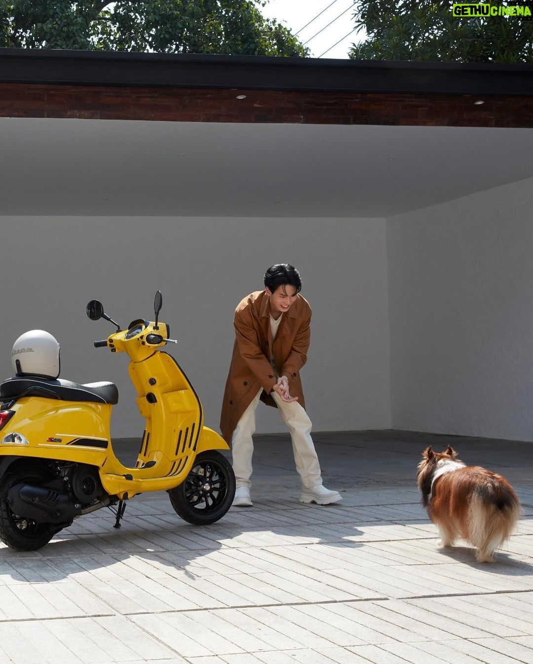 Metawin Opas-iamkajorn Instagram - ในช่วงเทศกาลสิ้นปีแบบนี้ มีใครวางแผนเดินทางด้วย Vespa ไปเที่ยวไหนกันบ้างครับ โพสรูปคู่เวสป้า แล้ว Tag @vespathailand มาให้วินดูหน่อย 🛵 เพราะปีหน้าผมจะไปร่วมงาน VIVA LA VESPA FESTIVAL & CARAVAN 2024 วันที่ 9-10 มีนา 2024 📍อยากชวนคนที่มีรถเวสป้าคู่ใจไปลงทะเบียน ที่ลิงก์นี้ได้เลยครับ https://bit.ly/41qYz1X @Vespathailand #VivalavespaTH #VespistiTH #VespaThailand #เวสป้าจงเจริญ