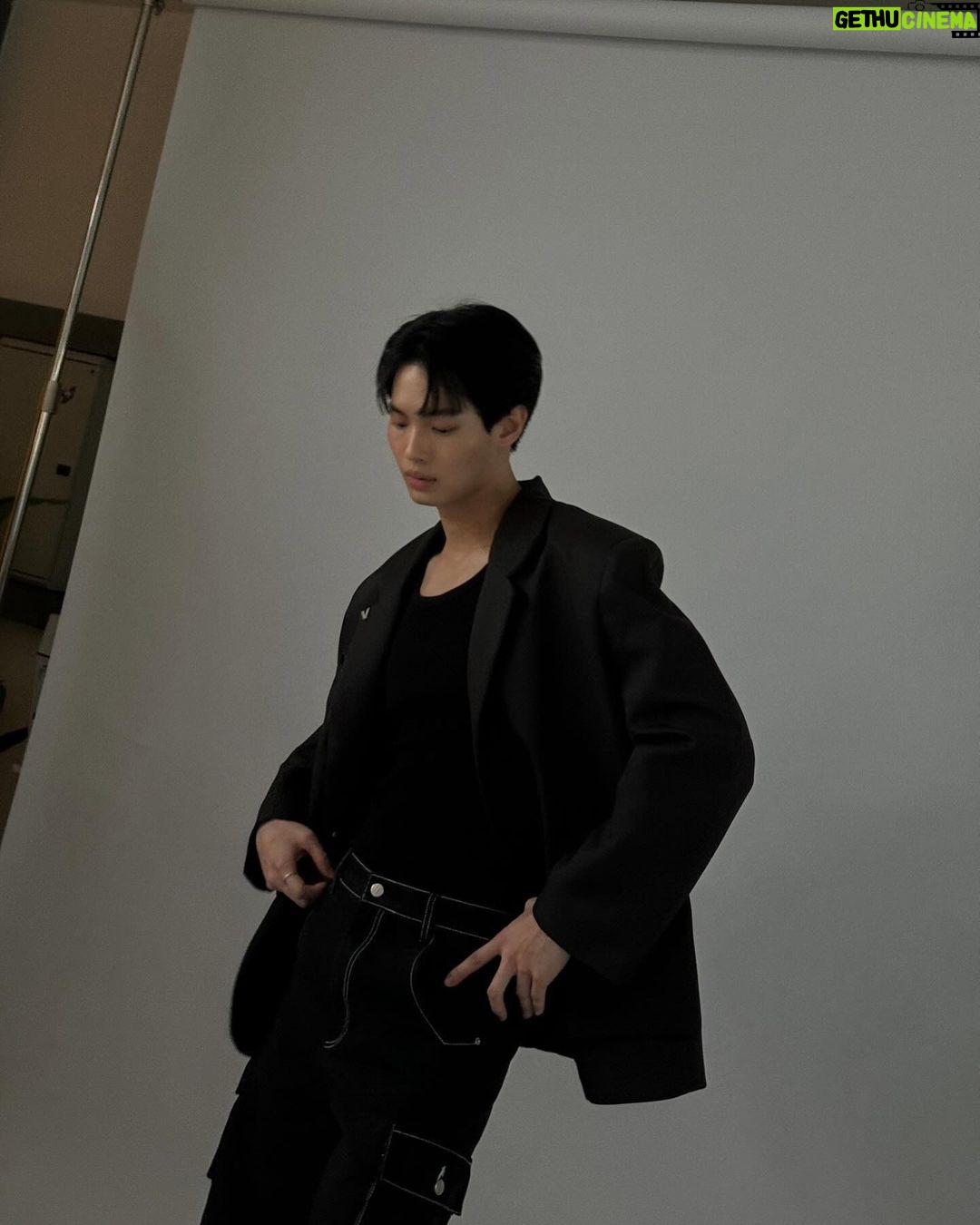 Metawin Opas-iamkajorn Instagram - 🖤