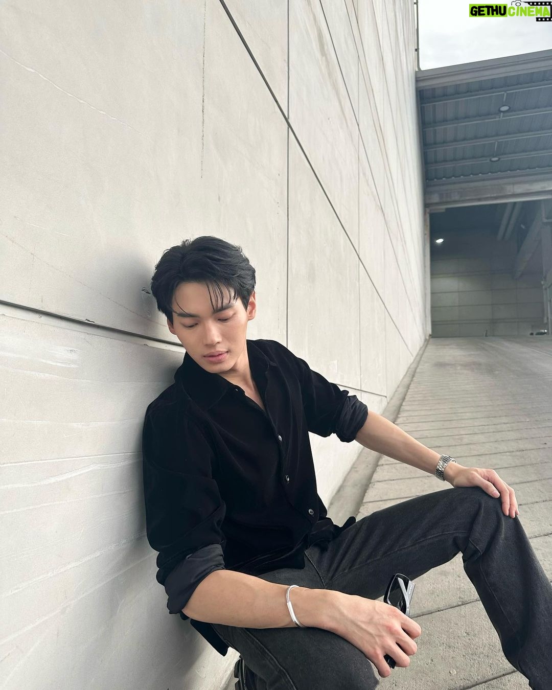 Metawin Opas-iamkajorn Instagram - All black