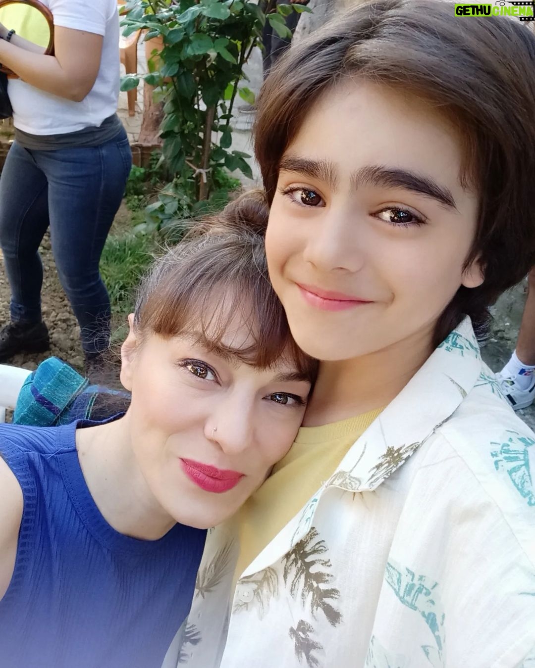 Metehan Parıltı - 4.9K Likes - Sona sakladım, çünkü büyüsü bozulsun istemedim.🙏 Bol kahkahalı bir hafta geçirdik.🥰 Tüm ekibi soğuk şakalarımızla bayılttık 😜 son olarak söyleyeceklerim "bağırsakta yaşayan tenya kurtları bağırsakta yaşar, bağırmasakta" 😜😜😂😂 @pervinbagdat iyi ki! 🤍🤍