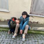 Metehan Parıltı Instagram - Kamera arkası fotoğrafları bekleyenleri görelim :) 🤍 Pamuk şekerimle 🍭🤍 @emirkaanozkann #oğlum #efe #kaan @oglumtvdizi @ayyapim @showtv