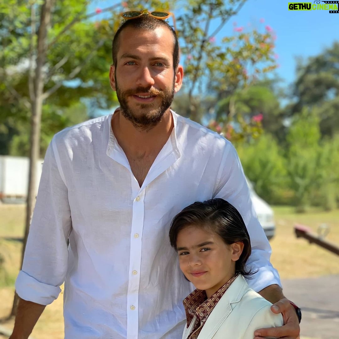 Metehan Parıltı Instagram - Aradaki boy farkı yüzünden gözükmüyor olabilirim :)) ❤️🌸 @ogedaygirisken #metehanparilti #metehanparıltı #çocukoyuncu #kuzgun #kadin #satılmış #afiliask #hamsi #öğretmen #aliörnek #uyanışbüyükselçuklu #selçuk #kin #aslan #mucizedoktor #mehmet #şöhretlerokulu #arabesk #anotherself #instagram #instagood #likeforlikes #happy #cute #follow #smile #instalike #mpfc