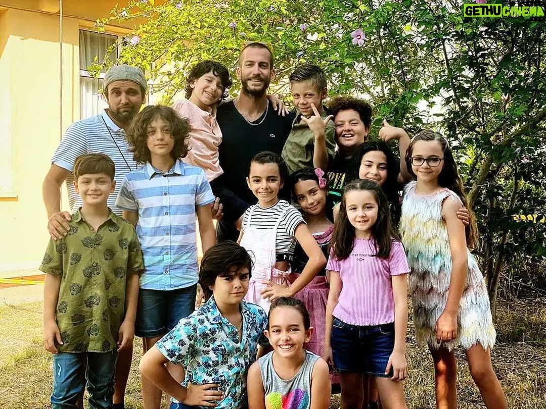 Metehan Parıltı Instagram - Şöhretler Okulu 21 Ocak'ta sinemalarda 🎬 @sohretlerokulufilm @adnanonal @ogedaygirisken @adasahin.official @barantugragenc @berennsenol @cemredemircanofficial @cinaryukcekerofficial @dorukyilmazresmi @nisasofiya @revnacolakofficial @atakan_turkoz ( Diğer arkadaşımın isimlerini bilmiyorum 😔 ) #şöhretlerokuluyarişiyor