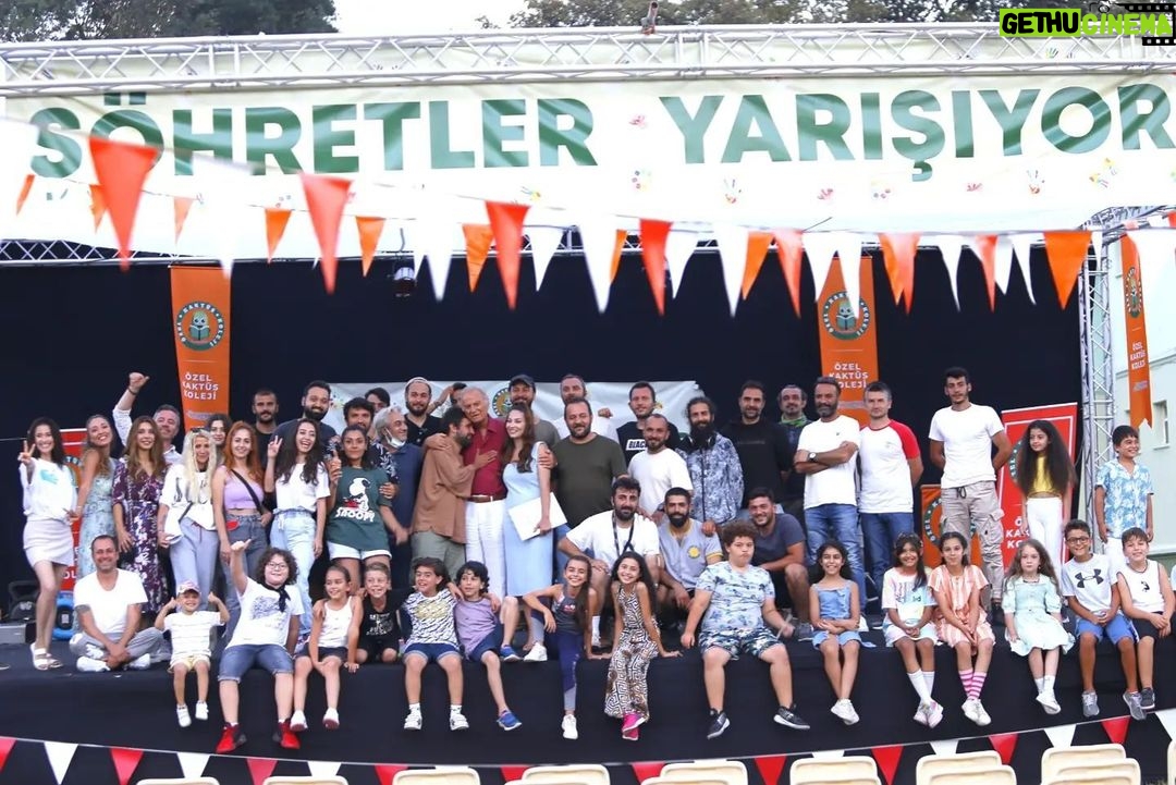 Metehan Parıltı Instagram - Bir projeyi daha tamamlamış olmanın mutluluğuyla 🙏❤️ Öncelikle bu projede yer almamı sağlayan @layla_sirin_ajans @derin__alya ❤️, sevgili yönetmenimiz @adnanonal @retrokafalar görüntü yönetmenimiz @uurkpln 💙 , yapımcımız @cns.production 🌸 , oyuncu büyüklerimiz @edizhun_official @berna_uckaleler @ogedaygirisken @leventsulunofficial @destanozelgoru @ayshekrshn @alperrende @betulcakmaak @aytekonal ismini bilmediğimiz diğer oyuncu büyüklerimiz ( sizlere de çok teşekkür ederiz) 🙏🙏 çocuk oyuncu arkadaşlarımız @adasahin.official @berennsenol @barantugragenc @cemredemircanofficial @cinaryukcekerofficial @nisasofiya @dorukyilmazresmi @revnacolakofficial ❤️❤️ , çocuk oyuncu koçlarımız @pemkececi @uruncankeskin @kerimkucuk_ 💙💙 , pedagoglarımız @dilekcankayapdr @duygubuketcelik 🌸🌸 , set arkasında hazırlığımıza destek olan Raşa ablamıza, Osman abimize, reji ekibinden @emrederler @ukaracaolu ve ismini bilmediğimiz arka planda çalışan tüm abilerimize ablalarımıza teşekkürü bir borç biliriz. 21 Ocak'ta görüşmek üzere 🎬❤️ @sohretlerokulufilm #şöhretlerokuluyarışıyor
