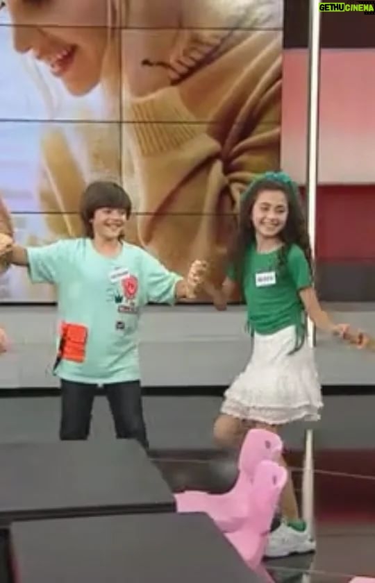 Metehan Parıltı Instagram - Bol eğlenceli bir yarışma izlemeye ne dersiniz? 🙂 Hopladık,🤸 zıpladık, pop şarkıda halay çektik 😁 yarıştık, güldük, eğlendik 🤗 En Şirin Çocuklar bu haftanın konuğu olarak sizleri yarın 15.45'te @beyaztv ye bekliyoruz 🤍 @ensirincocuklar_tv @layla_sirin_ajans @berennsenol @murategeparilti @adnanonal #ensirincocuklaryarisiyor