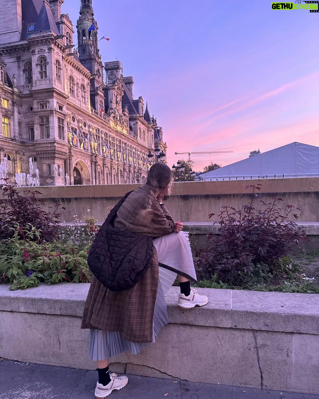 Metin Akdülger Instagram - 🌑 Les couleurs déclinent Quand les instants s'égrènent Son parfum noctambule Assombrit la scène Les lueurs s'enlacent et soudain ne font qu'une Quand elle surgit claire et nue La Lune L'équipée sauvage Désorientée s'emmène En safari lunaire L'Odyssée soudaine Escale balnéaire, atmosphère bleu Neptune, Loin d'un souvenir solaire La Lune 🌑🌫🌈🥐