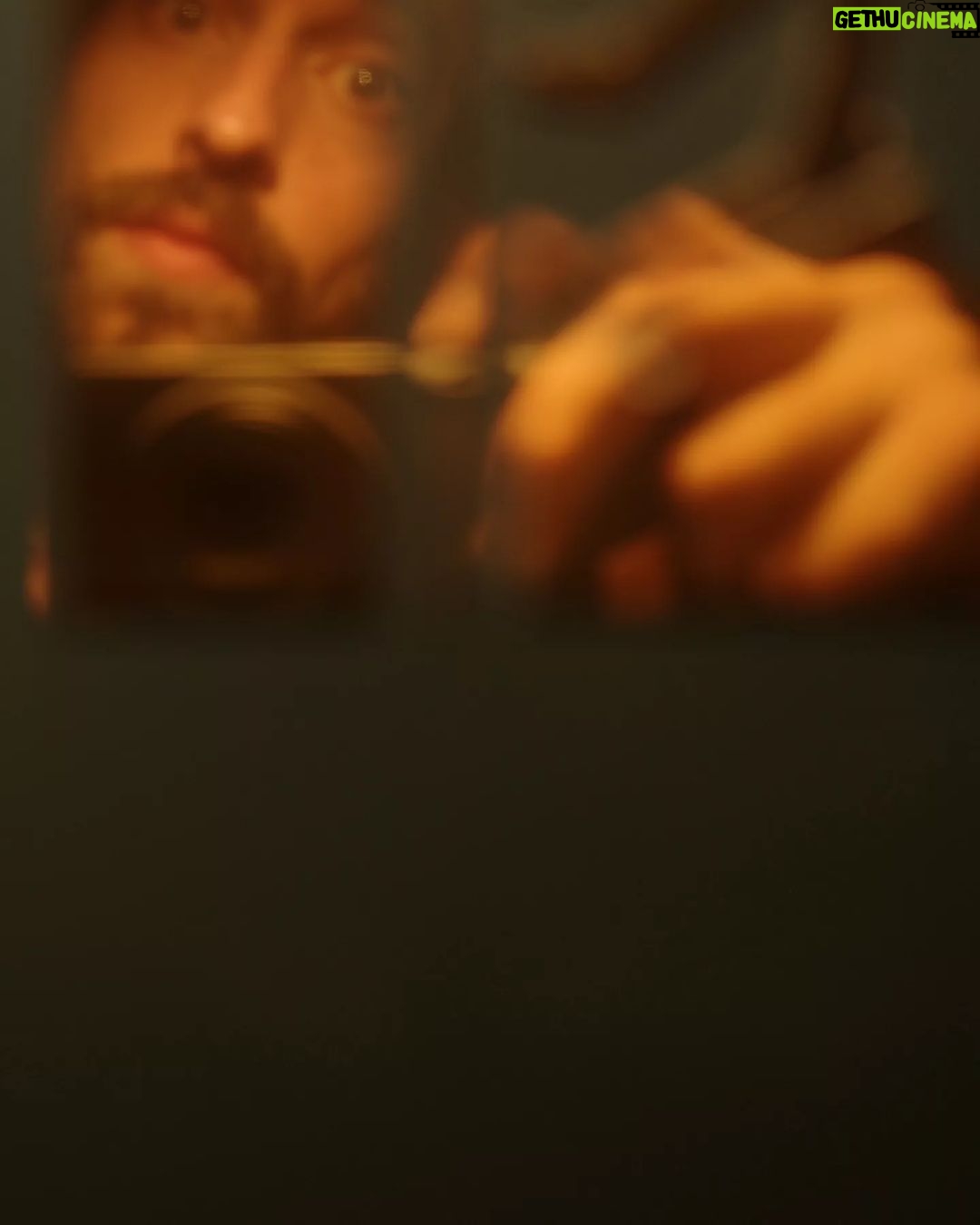 Metin Akdülger Instagram - 🌑 Les couleurs déclinent Quand les instants s'égrènent Son parfum noctambule Assombrit la scène Les lueurs s'enlacent et soudain ne font qu'une Quand elle surgit claire et nue La Lune L'équipée sauvage Désorientée s'emmène En safari lunaire L'Odyssée soudaine Escale balnéaire, atmosphère bleu Neptune, Loin d'un souvenir solaire La Lune 🌑🌫🌈🥐