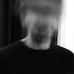 Metin Akdülger Instagram - 🌑 Les couleurs déclinent Quand les instants s'égrènent Son parfum noctambule Assombrit la scène Les lueurs s'enlacent et soudain ne font qu'une Quand elle surgit claire et nue La Lune L'équipée sauvage Désorientée s'emmène En safari lunaire L'Odyssée soudaine Escale balnéaire, atmosphère bleu Neptune, Loin d'un souvenir solaire La Lune 🌑🌫🌈🥐