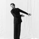 Metin Akdülger Instagram - "Varoluşunu anlamlandırmak istiyorsun ve en anlamlı geldiği yerde sürekli durmak istiyorsun. Benim için orası bir sayfa, bir sahne." @metinakdulger kapak hikayesiyle #GQSonbahar2022 çıktı. Kreatif Direktör: @deryagursel_ Yazı: @yiituna Fotoğraf: @emreunalstudio Moda Editörü: @erkanaltunay Sanat Yönetmeni: @onureraybar Saat: #SantosdeCartier @cartier
