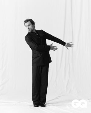 Metin Akdülger Instagram - "Varoluşunu anlamlandırmak istiyorsun ve en anlamlı geldiği yerde sürekli durmak istiyorsun. Benim için orası bir sayfa, bir sahne." @metinakdulger kapak hikayesiyle #GQSonbahar2022 çıktı. 

Kreatif Direktör: @deryagursel_
Yazı: @yiituna
Fotoğraf: @emreunalstudio
Moda Editörü: @erkanaltunay
Sanat Yönetmeni: @onureraybar
Saat: #SantosdeCartier @cartier