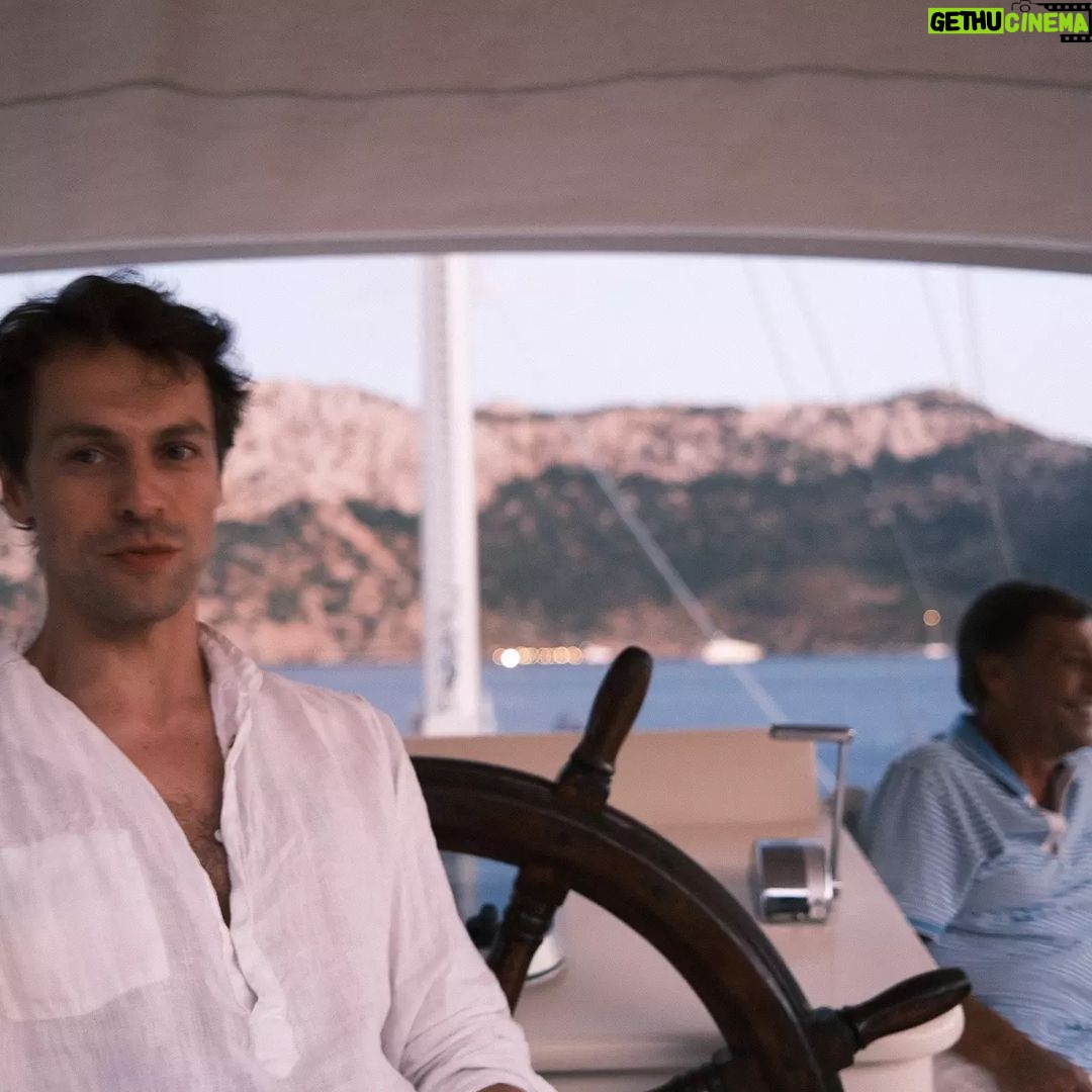 Metin Akdülger Instagram - Hanımlar Beyler, Kaptan 88 ile beraber yola çıktığım, Michelangelo ve Genghis Frog başta olmak üzere tüm dostlara sevgilerimi saygılarımı iletiyor, esenlikler diliyorum efendim... Sizleri seviyor, sonsuza kadar oyun arkadaşınız olmak gayemi bu postla taçladırıyorum. 🌈⚡🖤🎱🎱🖤⚡🌈