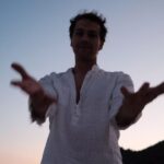 Metin Akdülger Instagram - Hanımlar Beyler, Kaptan 88 ile beraber yola çıktığım, Michelangelo ve Genghis Frog başta olmak üzere tüm dostlara sevgilerimi saygılarımı iletiyor, esenlikler diliyorum efendim... Sizleri seviyor, sonsuza kadar oyun arkadaşınız olmak gayemi bu postla taçladırıyorum. 🌈⚡🖤🎱🎱🖤⚡🌈