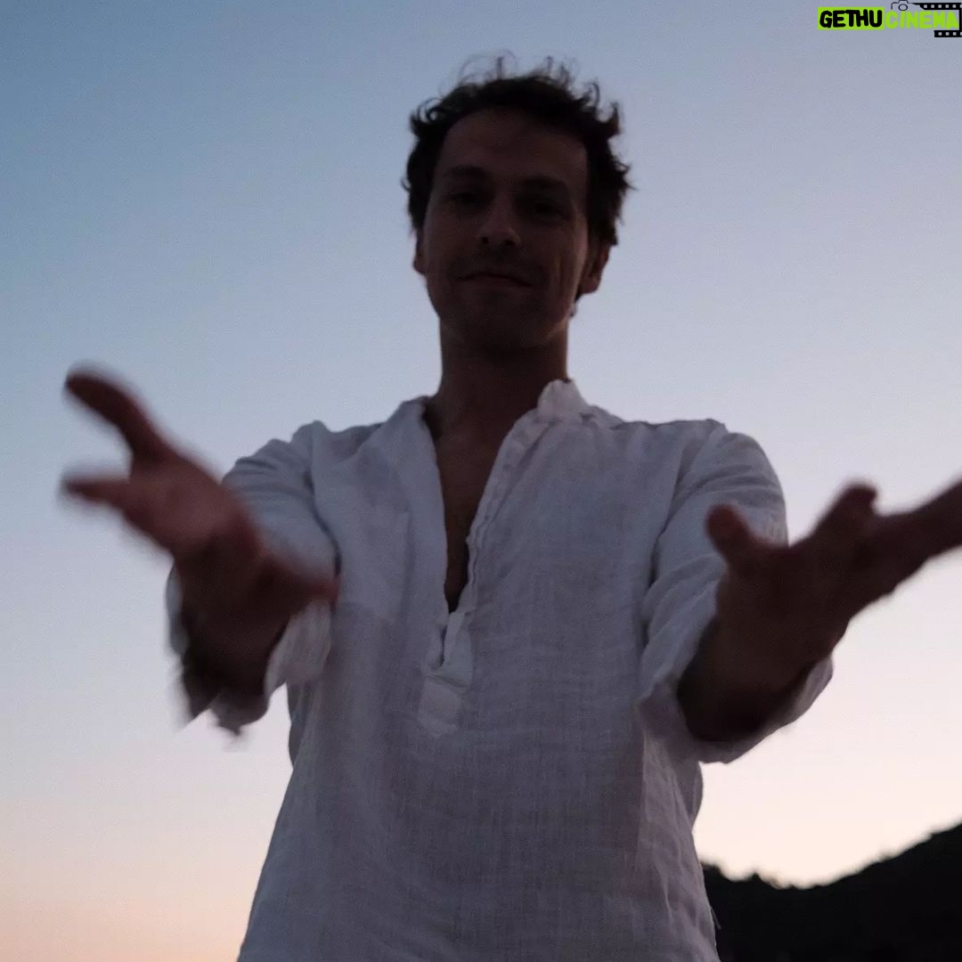 Metin Akdülger Instagram - Hanımlar Beyler, Kaptan 88 ile beraber yola çıktığım, Michelangelo ve Genghis Frog başta olmak üzere tüm dostlara sevgilerimi saygılarımı iletiyor, esenlikler diliyorum efendim... Sizleri seviyor, sonsuza kadar oyun arkadaşınız olmak gayemi bu postla taçladırıyorum. 🌈⚡🖤🎱🎱🖤⚡🌈