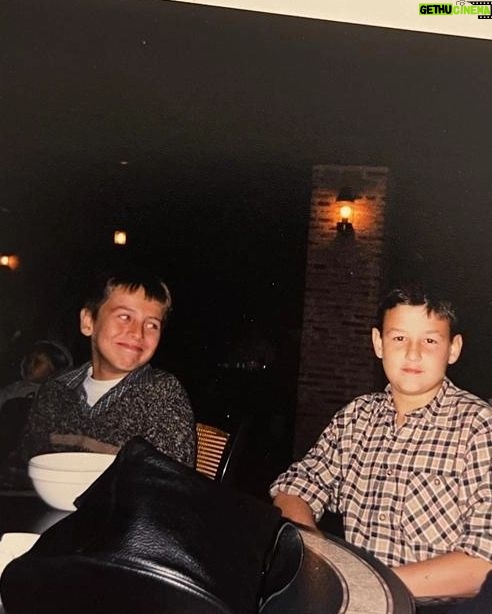 Metin Akdülger Instagram - Hanımlar Beyler, Söyleyecek o kadar şey var ki... Belki de hayatım boyunca bu çizgi roman için çalıştım. Hepimizin hayal kurmaya hiç olmadığı kadar ihtiyacı olduğunu düşünüyorum ve bunun için size "Görmüş Geçirmiş Kaptan 88" aracılığıyla kalbimizi ve hayallerimizi açıyoruz. Bize katılın beraber kaybolalım hayallerimizde, Kaptan 88 bizi çaresizlikten uzaklaştıracak limanı bulacak. Buna tüm kalbimle inanıyorum. Sizin de inanmanızı isterim. Kadim dostlarım @ooguzogun @sadiguran ve #davutçelebi siz bensiniz ben de sizim. Siz hayatımın en güzel, en sıcak ışığısınız. Biz birlikte Kaptan 88'in gemisindeyiz artık. Bilincimizi sonsuzluğa götüren yolculuğa başlıyoruz. Tüm yaptıklarımız arasında en büyük icadımız bu. Bunu hep birlikte yaptık! Pusulamız bilgi olsun Kadim dostlarım! (Bu cuma @bina.moda da çizer masası yapıyoruz. 1 Temmuz'dan itibaren "Görmüş Geçirmiş Kaptan 88 Baba'nın Son İcadı" raflara geliyor.) @kaptan88official #Kaptan88 #Baba #Baba'nınsonicadı #GörmüşGeçirmişKaptan88