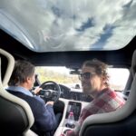 Metin Akdülger Instagram - Hayaller paylaşıldıkça büyür, gerçek olur. En güzeli de sevginizin en güçlü olduğu kişilerle paylaşmaktır. Sonraki hayallere ve nice gerçek güzelliklere. 🥃🖤⚡ Benim için bir #işbirliği hiç bu kadar güzel olmamıştı. Bu güzel hatırayı yaratmamıza vesile olan @porscheturkiye 'ye teşekkür ederim. ❤