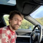 Metin Akdülger Instagram - Hayaller paylaşıldıkça büyür, gerçek olur. En güzeli de sevginizin en güçlü olduğu kişilerle paylaşmaktır. Sonraki hayallere ve nice gerçek güzelliklere. 🥃🖤⚡ Benim için bir #işbirliği hiç bu kadar güzel olmamıştı. Bu güzel hatırayı yaratmamıza vesile olan @porscheturkiye 'ye teşekkür ederim. ❤