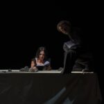Metin Akdülger Instagram - Hanımlar Beyler, Yıllar önce bursiyer ve sahne amiri olarak yer aldığım "Yeni Metin Yeni Tiyatro" festivalinde bu sefer oyuncu olarak yer aldım. @athenafarrokhzad 'ın "Medea'ya Göre Ahlak" oyununun @yesimozsoy tarafından sahnelenen oyun okumasını yaptık. Bana ilk profesyonel oyunumu oynama fırsatını veren sahnenin kurucularından olan ve hayranı olduğum @senay_gurler ile sahneyi paylaşma şansına eriştim. Harika bir tecrübe oldu benim için. @ozanbing gibi muazzam bir insanla da tanışmış oldum. Bu güzel anıları (ilk 4 fotograf 📸@verkan6520 ın objektifinden) buraya bırakmak istedim. Ahlak ve Medea'nın sonsuz dansının şerefine; ✊ Yaşasın tiyatro, yaşasın @galataperform #yenimetinyenitiyatro