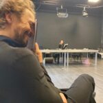 Metin Akdülger Instagram - Hanımlar Beyler, Yıllar önce bursiyer ve sahne amiri olarak yer aldığım "Yeni Metin Yeni Tiyatro" festivalinde bu sefer oyuncu olarak yer aldım. @athenafarrokhzad 'ın "Medea'ya Göre Ahlak" oyununun @yesimozsoy tarafından sahnelenen oyun okumasını yaptık. Bana ilk profesyonel oyunumu oynama fırsatını veren sahnenin kurucularından olan ve hayranı olduğum @senay_gurler ile sahneyi paylaşma şansına eriştim. Harika bir tecrübe oldu benim için. @ozanbing gibi muazzam bir insanla da tanışmış oldum. Bu güzel anıları (ilk 4 fotograf 📸@verkan6520 ın objektifinden) buraya bırakmak istedim. Ahlak ve Medea'nın sonsuz dansının şerefine; ✊ Yaşasın tiyatro, yaşasın @galataperform #yenimetinyenitiyatro