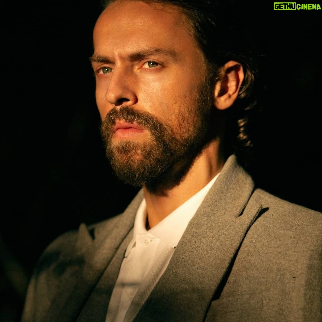 Metin Akdülger - 58.5K Likes - Hanımlar Beyler,
Uzun süredir canımdan çok sevdiğim @melikefelipe ile (ablam ve havalı eniştem) bir fotoğraf çekimi yapmak istiyorduk. @idiletisim 'den arkadaşım @simgebirben sayesinde gördüğünüz işi çıkaran ekibi topladık ve beraber böyle bir şey oluşturduk. @gqturkiye ' de bizim fotoğraflarımıza ve videomuza denge sayısında yer vermek istedi ve biz de mutluluk duyduk. Umarım seversiniz. ✌
Ekip;
Fotograflar ve hikâye: @melikefelipe
Styling: @rutkayozis
Styling asistanı: @cagla.ust
Saç makyaj: @onurbayramofficial
Fotoğraf asistanı: @muzaffertemiiz
Video - Yönetmen: @melikemugesahin
Renk: @mesutkesici
Görüntü Yönetmeni:@arinc.arisoy
F.P:@ercnkrsz
Video Asistanı: @atacanaydin1
Yazı: @alarakap
Tüm ekip arkadaşlarıma ve @gqturkiye ye teşekkür ederim.
Ladies and Gents,
We've been looking for an opportunity to do a photoshoot with my dear sister and brother in law @ melikefekipe . Lucky us, my dear friend from @idiletisim
@simgebirben helped us to gather this cool crew. So we got together and did this photoshoot. @gqturkiye saw it and decided to publish it on their new issue called balance. Hope u like it! Thank you @gqturkiye
Peace!
Crew;
Photos and story: @melikefelipe
Styling: @rutkayozis
Styling assistant: @cagla.ust
Hair and make up: @onurbayramofficial
Photo assistant: @muzaffertemiiz
Video - Director: @melikemugesahin
Colorist: @mesutkesici
Dop:.@arinc.arisoy
Focus puller: @ercnkrsz
Video Assistant: @atacanaydin1
Interview: @alarakap
#gqdenge #duality #mystery
Thank you! 🖤