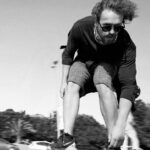 Metin Akdülger Instagram - Eski dostum @akinesgin ile kendi üretimi olan motorlu longboadlarının (@scopsfun )keyfini sürdük biraz. Çok güzeldi, bunu daha sık yapmaya karar verdik. 🤘🌈 Canımdan çok sevdiğim @melikefelipe de fotoğraflarımızı çekti. @melikex @barrancofelipe ❤🌅🛹🛹 Skatepark