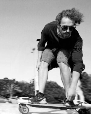 Metin Akdülger Instagram - Eski dostum @akinesgin ile kendi üretimi olan motorlu longboadlarının (@scopsfun )keyfini sürdük biraz. Çok güzeldi, bunu daha sık yapmaya karar verdik. 🤘🌈 Canımdan çok sevdiğim @melikefelipe de  fotoğraflarımızı çekti. @melikex @barrancofelipe ❤🌅🛹🛹