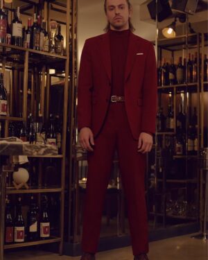 Metin Akdülger Instagram - Kırmızı!
Photographer: @baturalpyl 
Styling: @feraybektass 
Hair: @tolgaoguzhann 
Makeup: @akinstayn