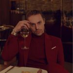 Metin Akdülger Instagram - Kırmızı! Photographer: @baturalpyl Styling: @feraybektass Hair: @tolgaoguzhann Makeup: @akinstayn