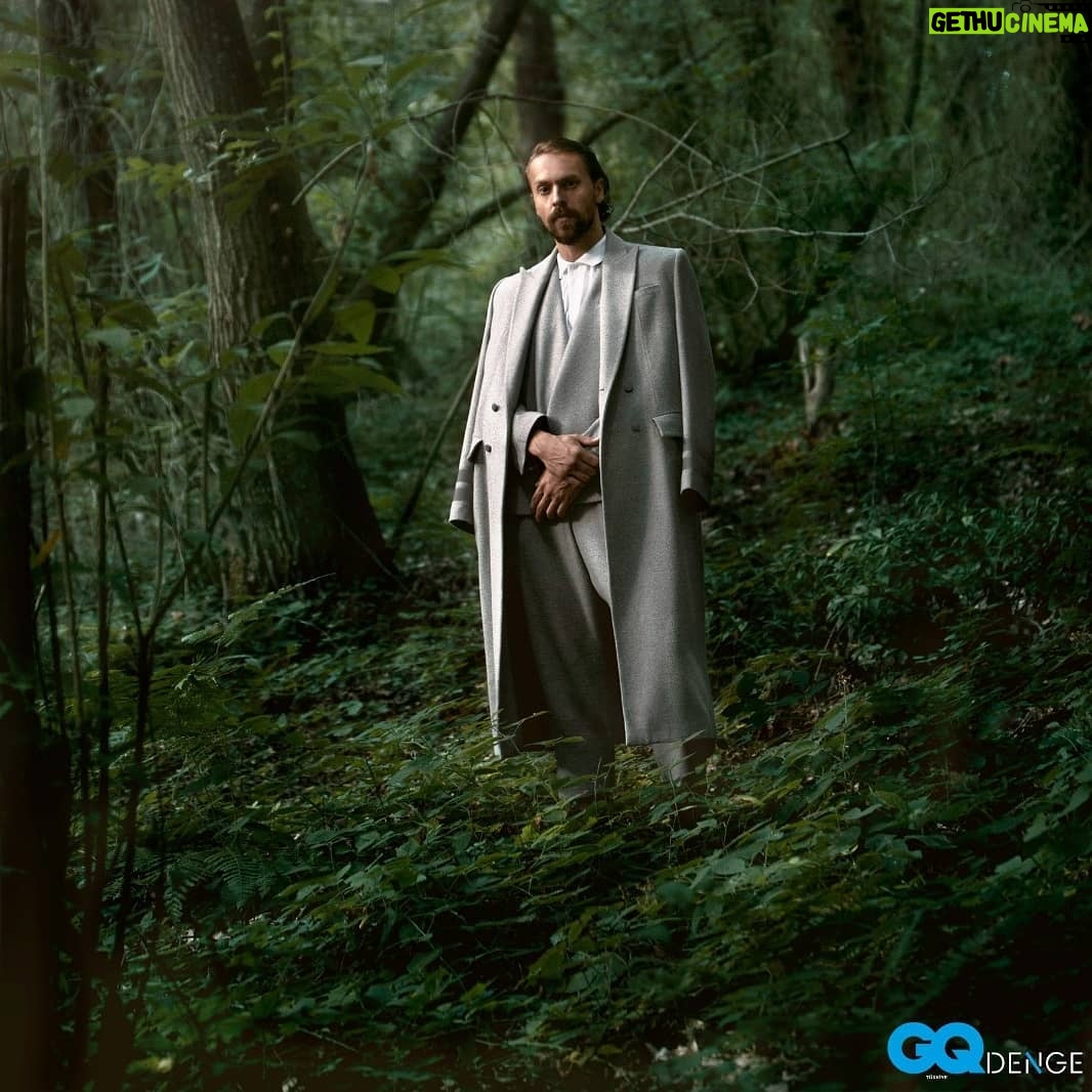 Metin Akdülger - 58.5K Likes - Hanımlar Beyler,
Uzun süredir canımdan çok sevdiğim @melikefelipe ile (ablam ve havalı eniştem) bir fotoğraf çekimi yapmak istiyorduk. @idiletisim 'den arkadaşım @simgebirben sayesinde gördüğünüz işi çıkaran ekibi topladık ve beraber böyle bir şey oluşturduk. @gqturkiye ' de bizim fotoğraflarımıza ve videomuza denge sayısında yer vermek istedi ve biz de mutluluk duyduk. Umarım seversiniz. ✌
Ekip;
Fotograflar ve hikâye: @melikefelipe
Styling: @rutkayozis
Styling asistanı: @cagla.ust
Saç makyaj: @onurbayramofficial
Fotoğraf asistanı: @muzaffertemiiz
Video - Yönetmen: @melikemugesahin
Renk: @mesutkesici
Görüntü Yönetmeni:@arinc.arisoy
F.P:@ercnkrsz
Video Asistanı: @atacanaydin1
Yazı: @alarakap
Tüm ekip arkadaşlarıma ve @gqturkiye ye teşekkür ederim.
Ladies and Gents,
We've been looking for an opportunity to do a photoshoot with my dear sister and brother in law @ melikefekipe . Lucky us, my dear friend from @idiletisim
@simgebirben helped us to gather this cool crew. So we got together and did this photoshoot. @gqturkiye saw it and decided to publish it on their new issue called balance. Hope u like it! Thank you @gqturkiye
Peace!
Crew;
Photos and story: @melikefelipe
Styling: @rutkayozis
Styling assistant: @cagla.ust
Hair and make up: @onurbayramofficial
Photo assistant: @muzaffertemiiz
Video - Director: @melikemugesahin
Colorist: @mesutkesici
Dop:.@arinc.arisoy
Focus puller: @ercnkrsz
Video Assistant: @atacanaydin1
Interview: @alarakap
#gqdenge #duality #mystery
Thank you! 🖤