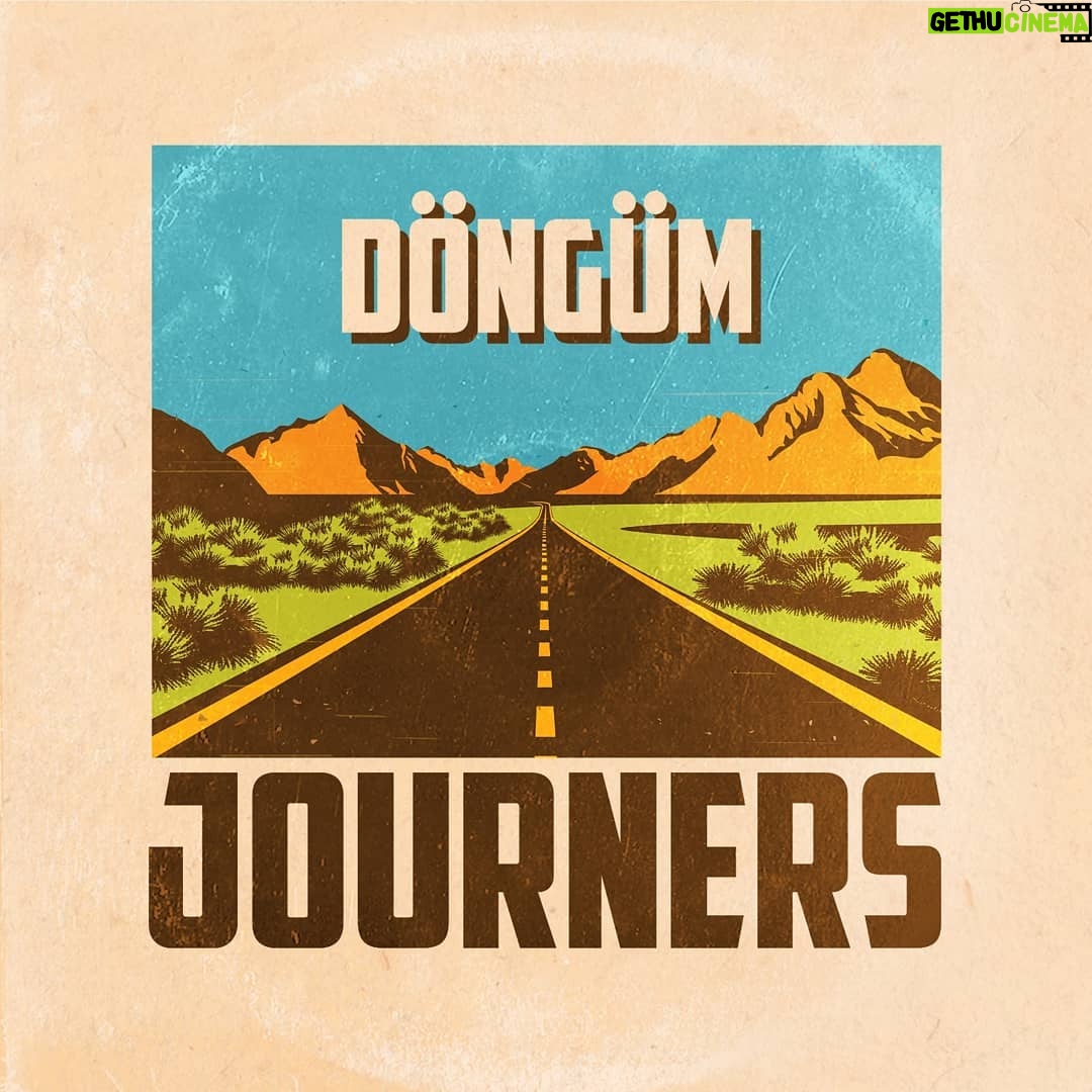 Metin Akdülger Instagram - Hanımlar Beyler, Kadim dostum @burakyesildurak ile @journers üzerinden yaptığımız 45'lik @spotify da. Döngüm Bak Güneş battı yine Ay doğdu. Gitarımın telleri konuştu, Söyledi bana kim olduğumu, Aynı yerde dönüp durduğumu. Döndüm durdum, döndüm durdum, Arkama hiç bakmadan koşturdum. Gördüm, duydum Gitarımın akordunu bozdum.