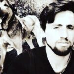 Metin Akdülger Instagram - Hasan'ı yakından tanıma fırsatım olmadı, biz aynı iş için beraber ter döken iş arkadaşlarıydık sadece. Bu gün Hasan'ın ailesini, sevenlerini ve gerçek dostlarını gördüm. Onlara kalbimden sabır dilemekten başka elimden birşey gelmedi. Hiçbir işin bir insanın canından ve ailesi ile dostlarının göz yaşlarından daha değerli olmadığını bir kere daha hatırladım. İşini saygıyla ve güzel yapmak için çalışırken yitirdiğimiz güzel dostlarımızı unutmadığımız, hayatın ve ruhun diger bütün maddi, manevi dünya işlerinden daha kıymetli olduğunu hatırladığımız bir Dünya diliyorum hepimize. Ruhun ışık olsun, huzur bulsun Hasan kardeş. #setlerdeölmeki̇stemiyoruz